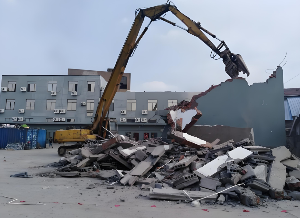 遵义酒店拆除电话：为什么房屋的顶梁不···