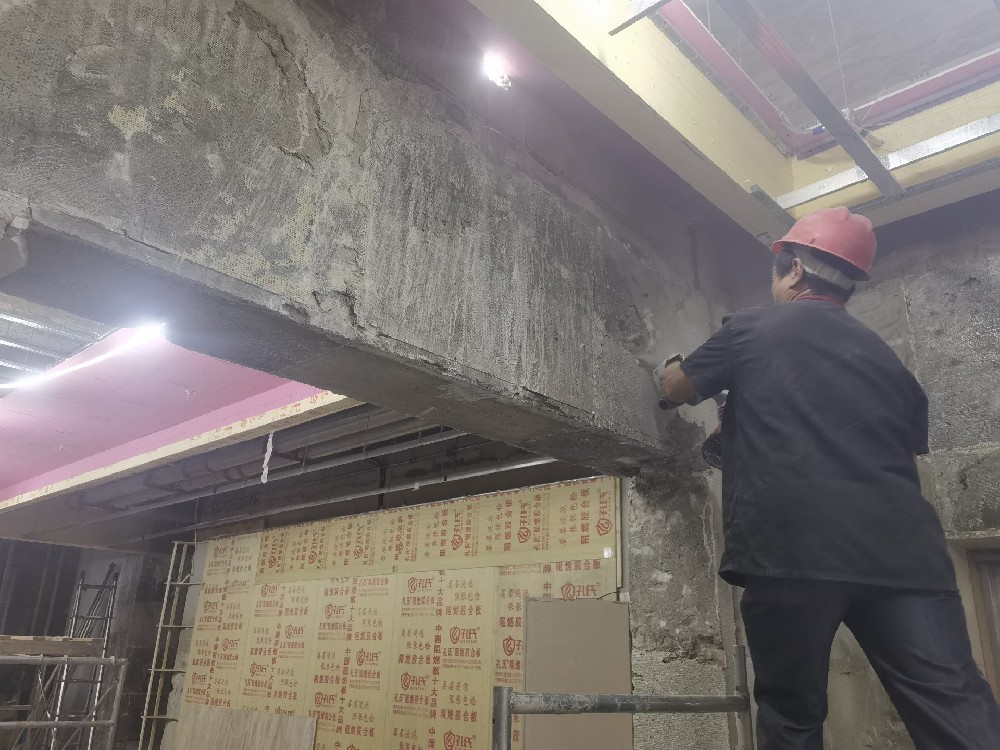 遵义酒店拆除电话：为什么房屋的顶梁不···